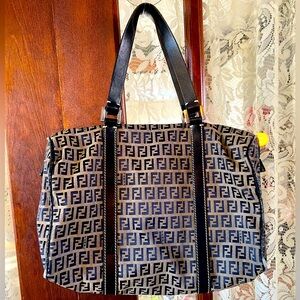 ✨Authentic Fendi Logo Boston Bag✨